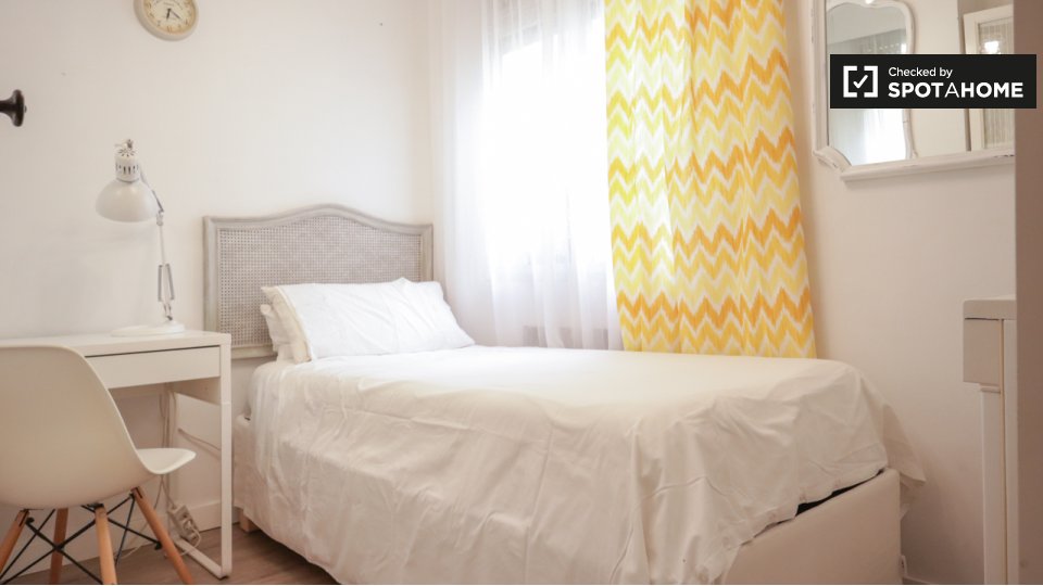 Double room Madrid, 3 beds — photo 9