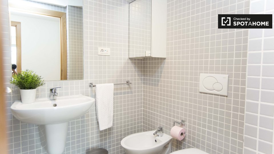 Double room Lisbon, 3 beds, 80m² — photo 11