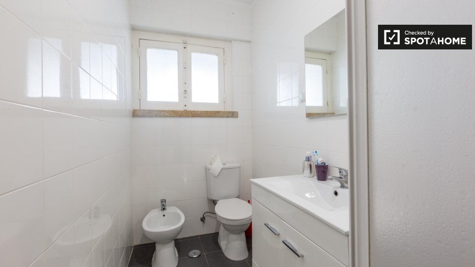 Double room Lisbon, 3 beds, 75m² — photo 12