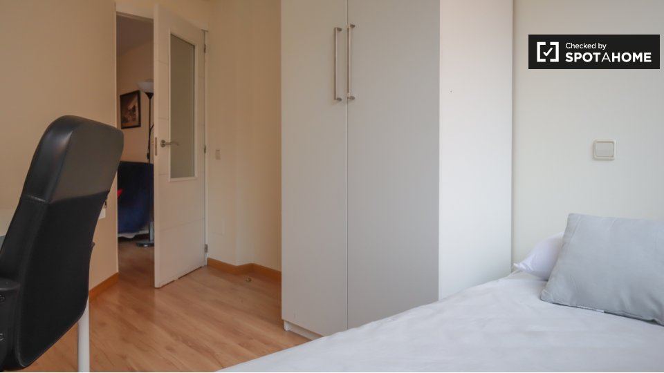 Double room Madrid, 2 beds — photo 11