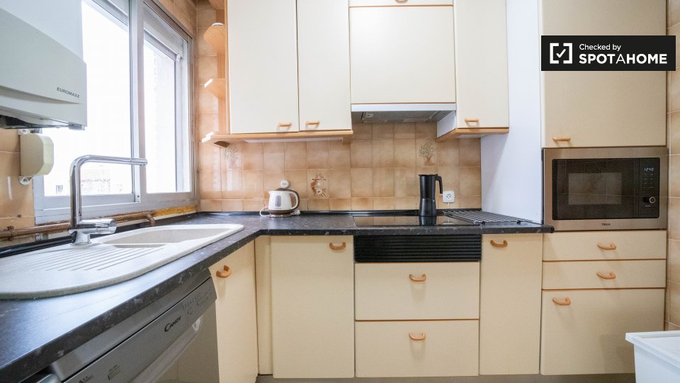 Double room Madrid, 5 beds, 110m² — photo 13