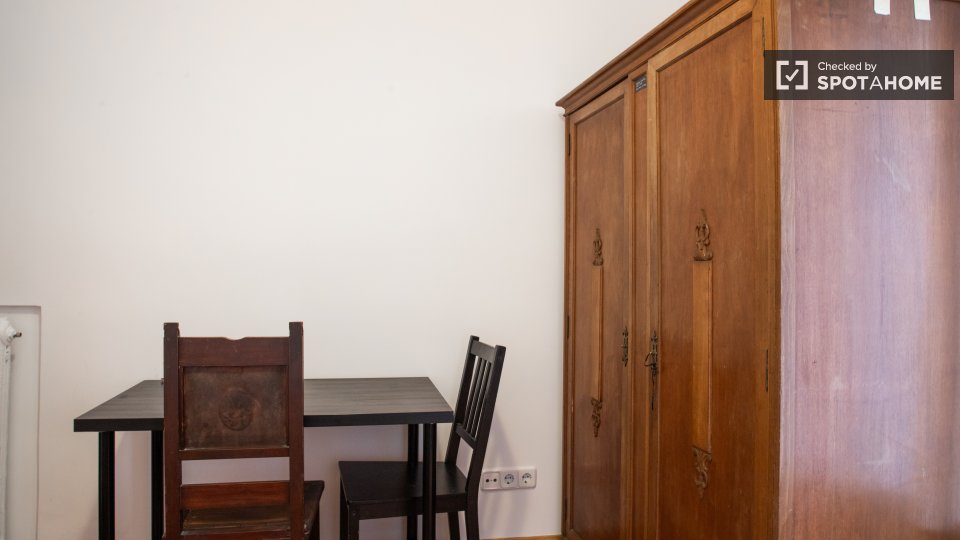 Double room Madrid, 5 beds, 120m² — photo 5