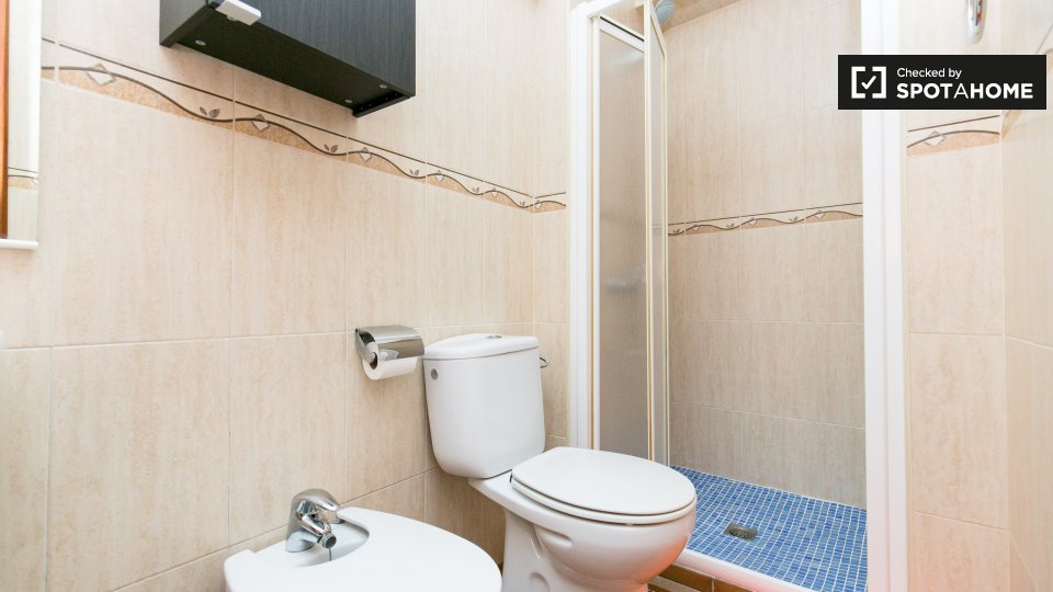 Double room Granada, 3 beds, 95m² — photo 16