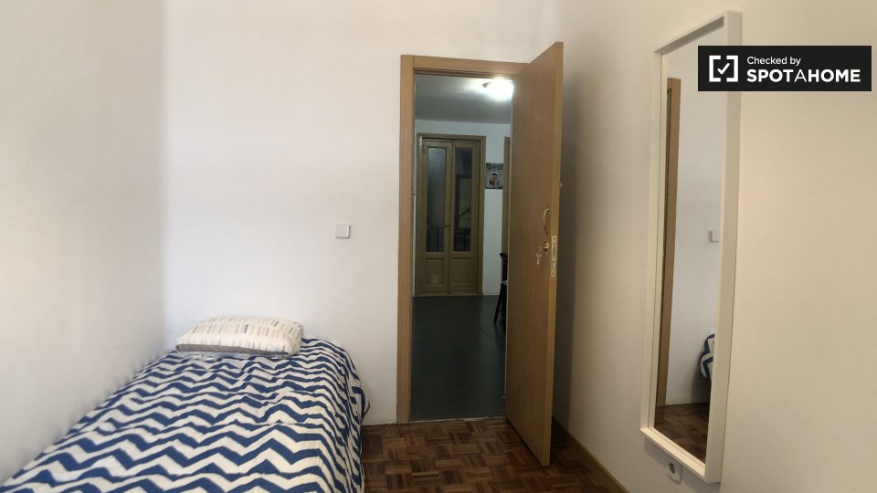 Double room Madrid, 5 beds, 100m² — photo 3