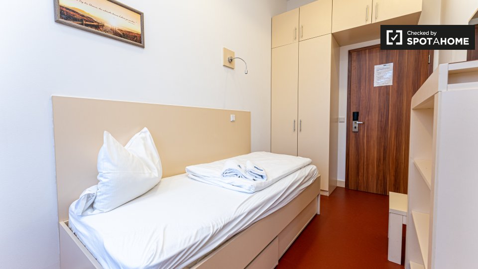 Double room Berlin, 2 beds, 15m² — photo 5