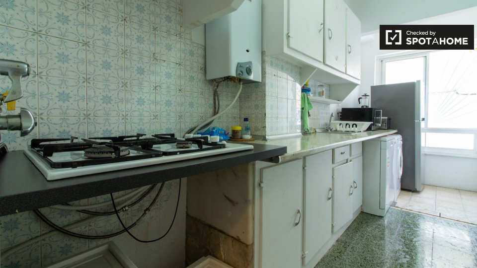 Double room Lisbon, 3 beds, 75m² — photo 5