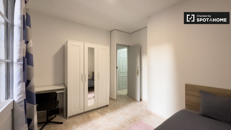Double room Barcelona, 3 beds, 50m² — photo 3