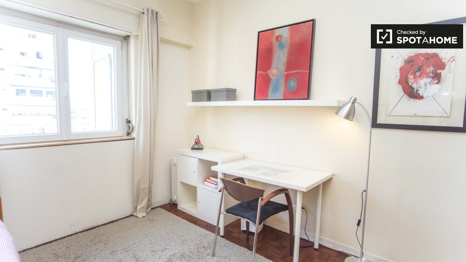 Double room Lisbon, 3 beds, 80m² — photo 4