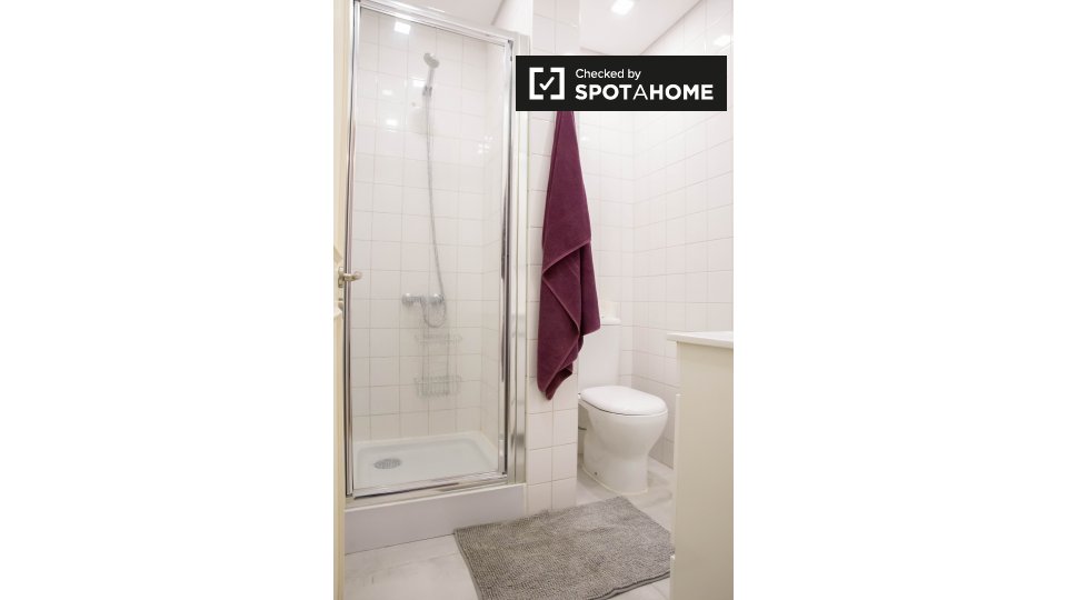 Double room Lisbon, 3 beds, 85m² — photo 18
