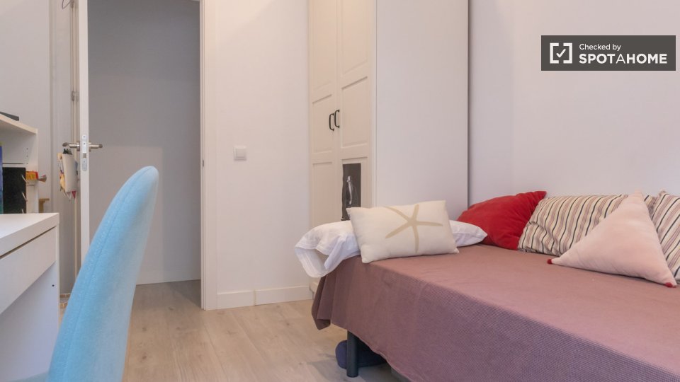 Double room Madrid, 3 beds — photo 11