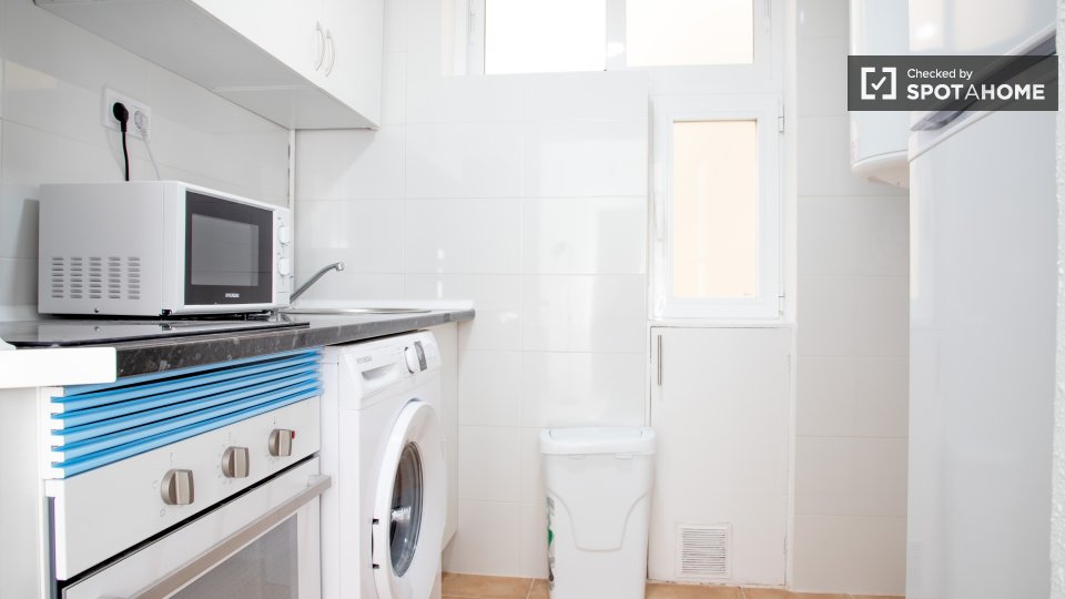 Double room Madrid, 3 beds, 56m² — photo 1