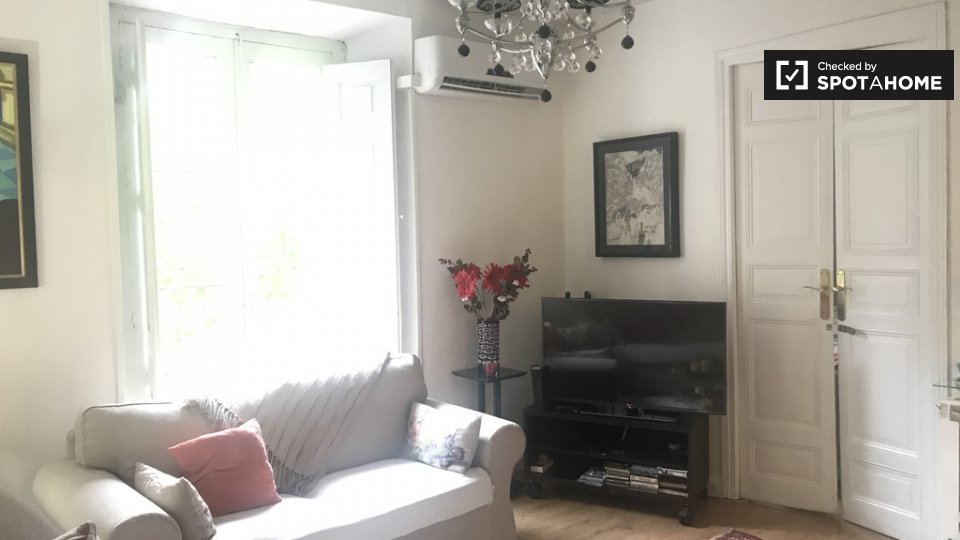 Double room Madrid, 2 beds, 90m² — photo 6