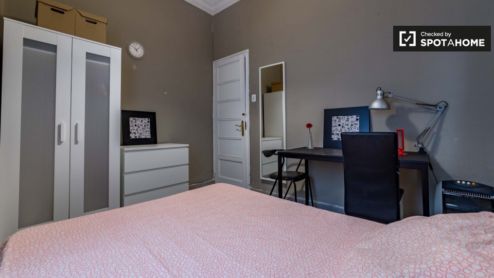 Double room Valencia, 5 beds, 130m² — photo 2