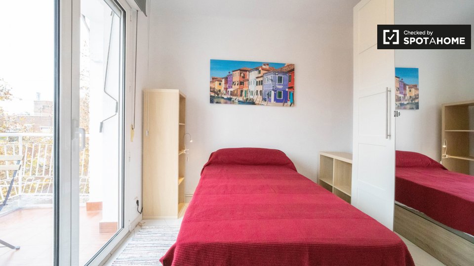 Double room Madrid, 5 beds, 110m² — photo 1