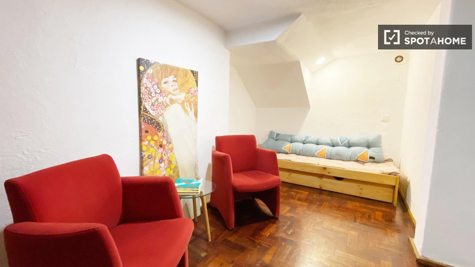 Double room Lisbon, 3 beds — photo 18
