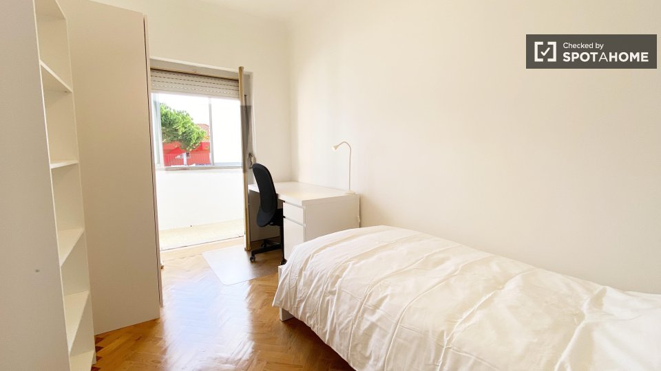 Double room Lisbon, 3 beds, 70m² — photo 5