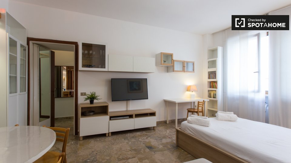 Studio apartment for rent in Washington, Milan. - in Milan