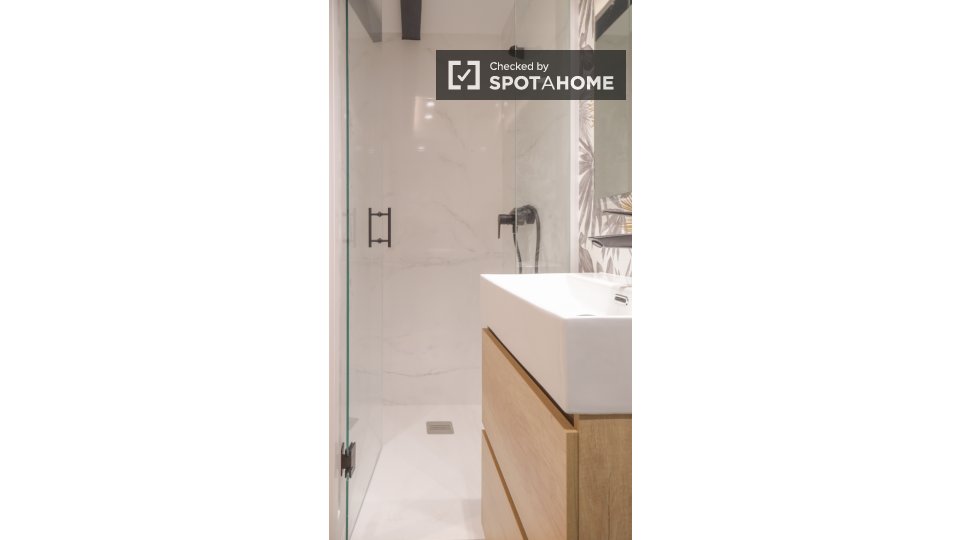 Double room Madrid, 3 beds — photo 14