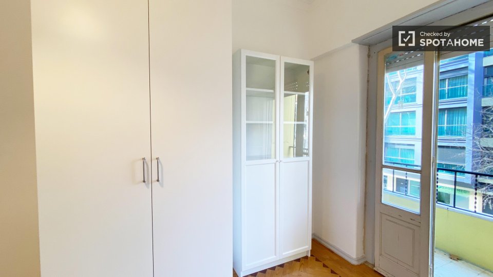 Double room Lisbon, 3 beds, 70m² — photo 11