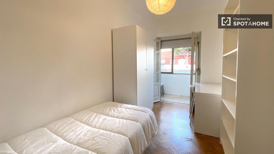 Double room Lisbon, 3 beds, 70m² — photo 9