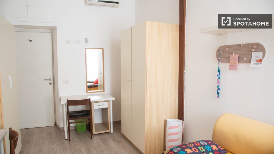 Double room Rome, 3 beds, 80m² — photo 12