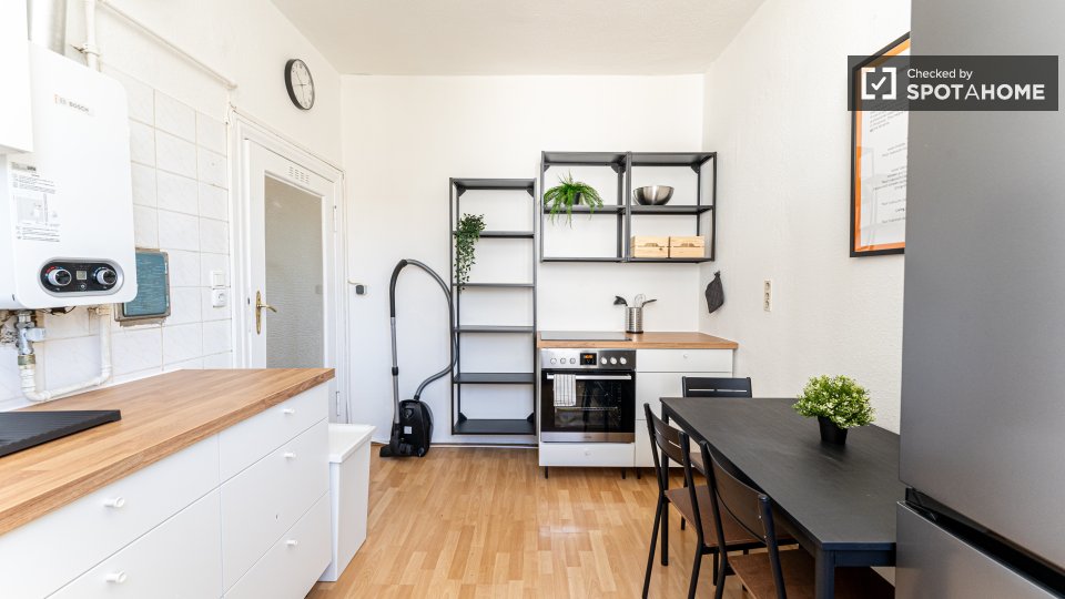 Double room Berlin, 5 beds, 84m² — photo 9