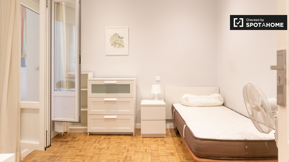 Room for rent in 5-bedroom apartment in Argüelles, Madrid - in Madrid