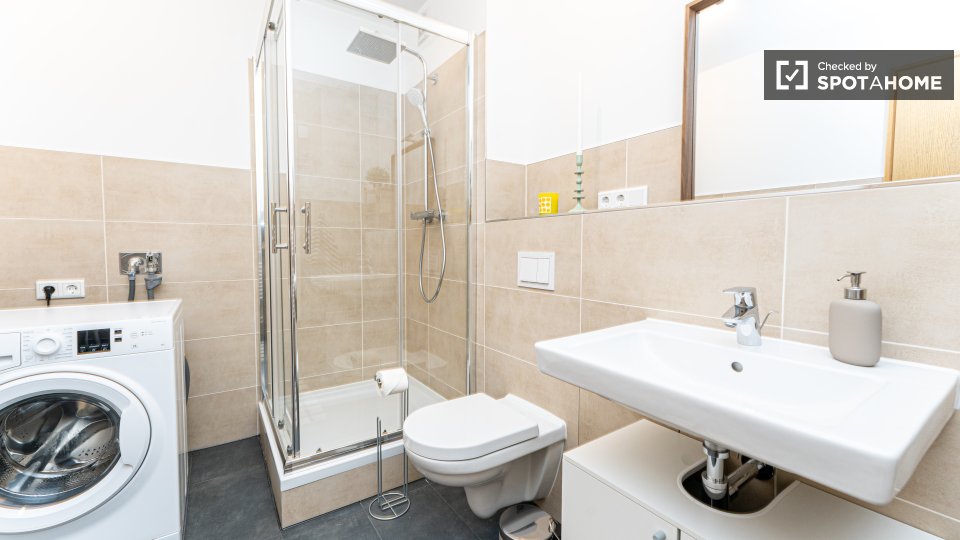 Double room Berlin, 6 beds, 124m² — photo 13