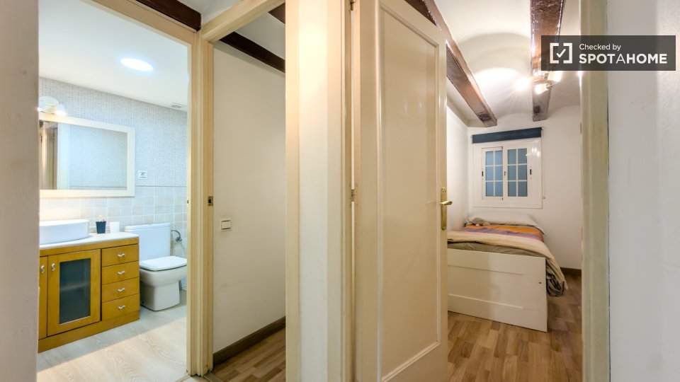Double room Barcelona, 3 beds, 68m² — photo 27