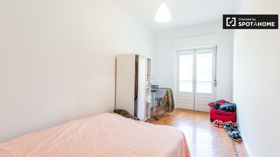 Double room Lisbon, 3 beds — photo 14