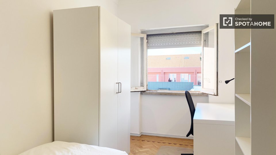 Double room Lisbon, 3 beds, 70m² — photo 14