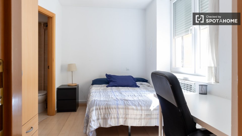 Double room Madrid, 3 beds — photo 34