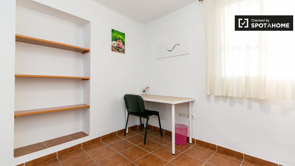 Double room Granada, 3 beds, 95m² — photo 1