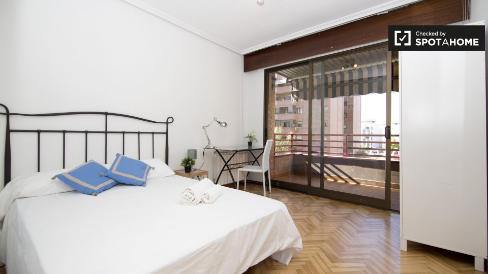 Double room Madrid, 5 beds, 130m² — photo 3