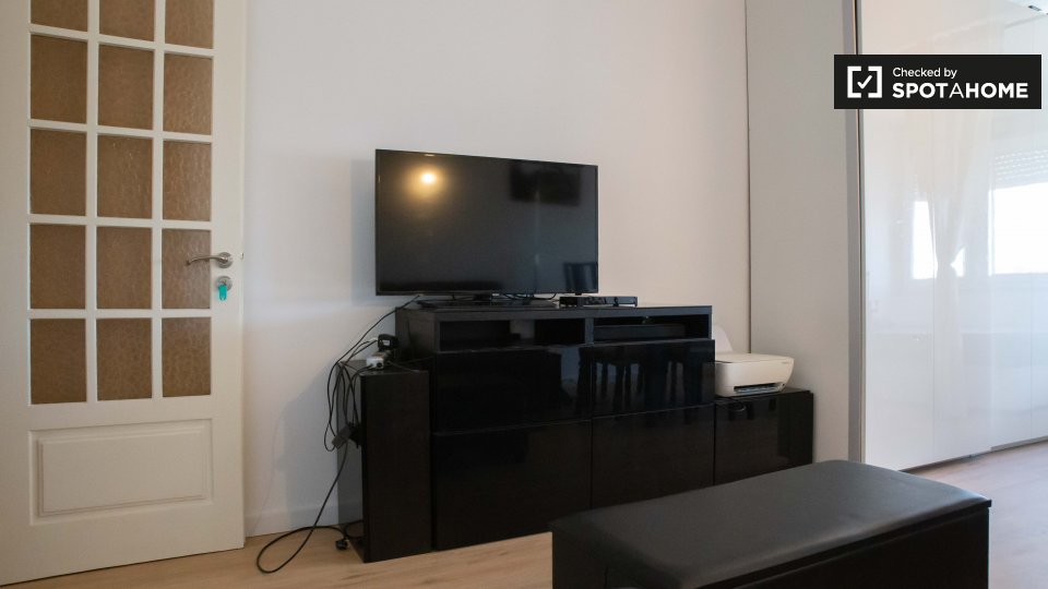 Double room Lisbon, 3 beds, 85m² — photo 8