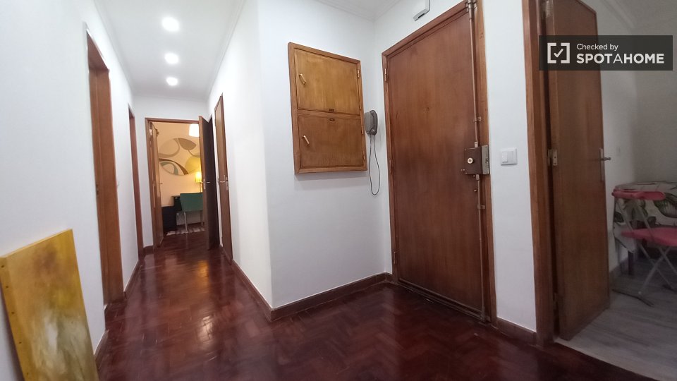 Apartment Lisbon, 3 beds, 75m² — photo 15