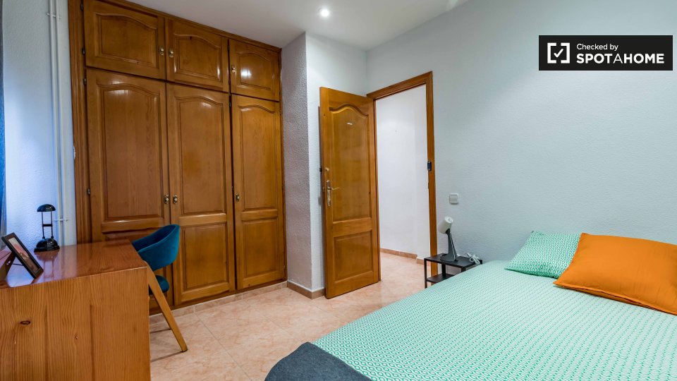 Double room Valencia, 5 beds, 120m² — photo 3