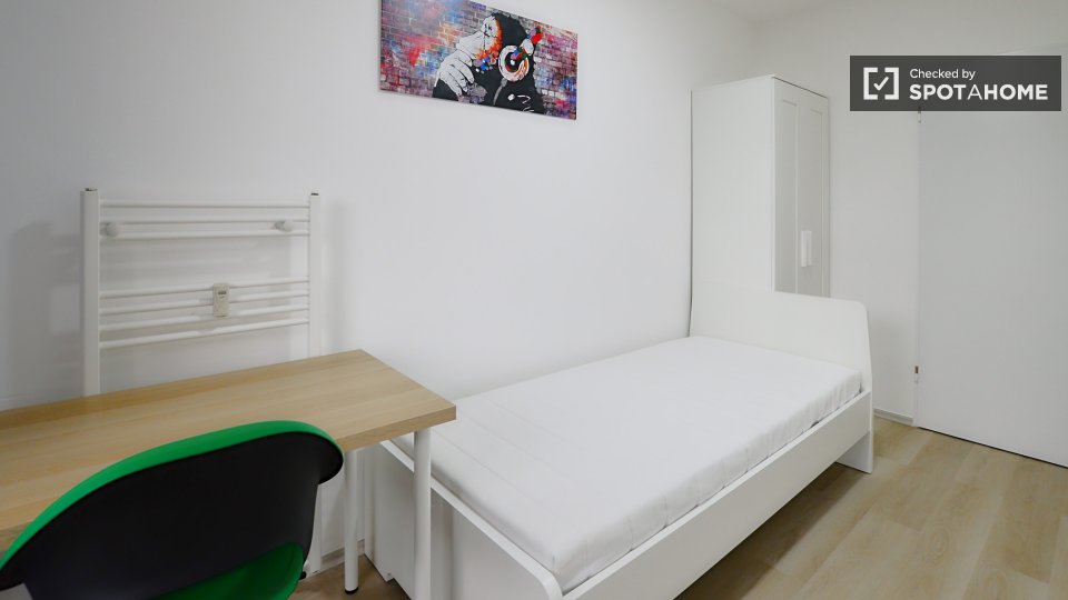 Double room Dusseldorf, 5 beds, 90m² — photo 6