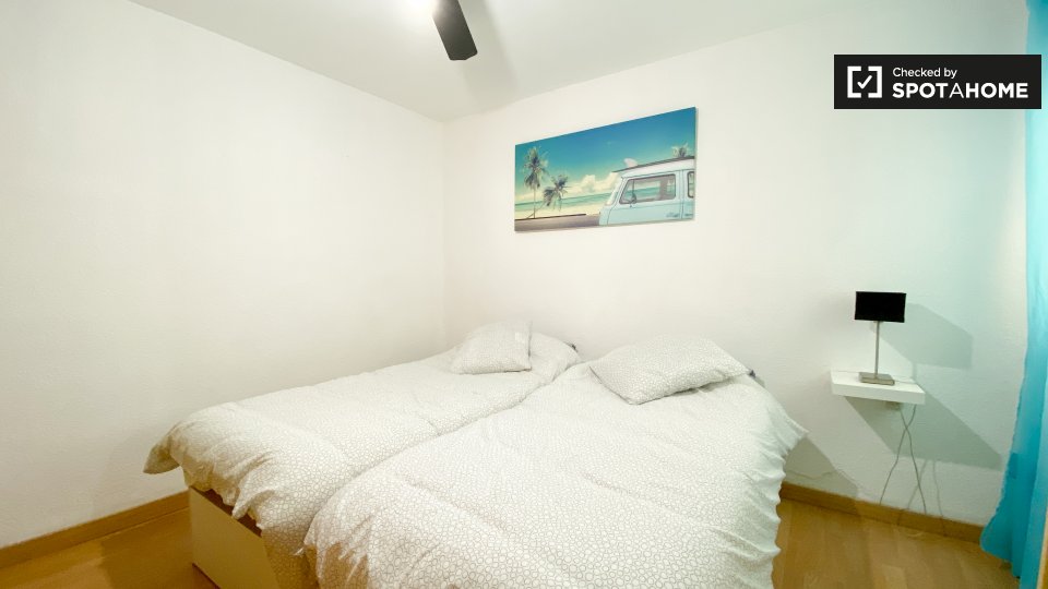 Double room Valencia, 3 beds, 75m² — photo 2