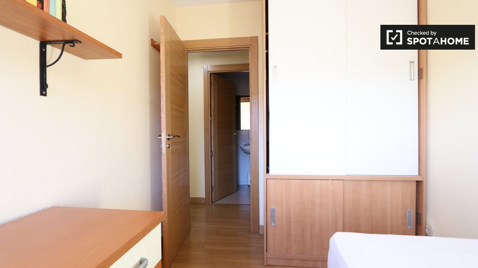 Double room Madrid, 3 beds, 62m² — photo 3