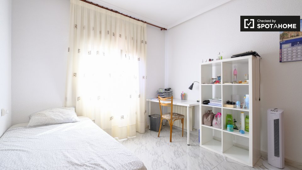 Double room Madrid, 3 beds, 62m² — photo 5