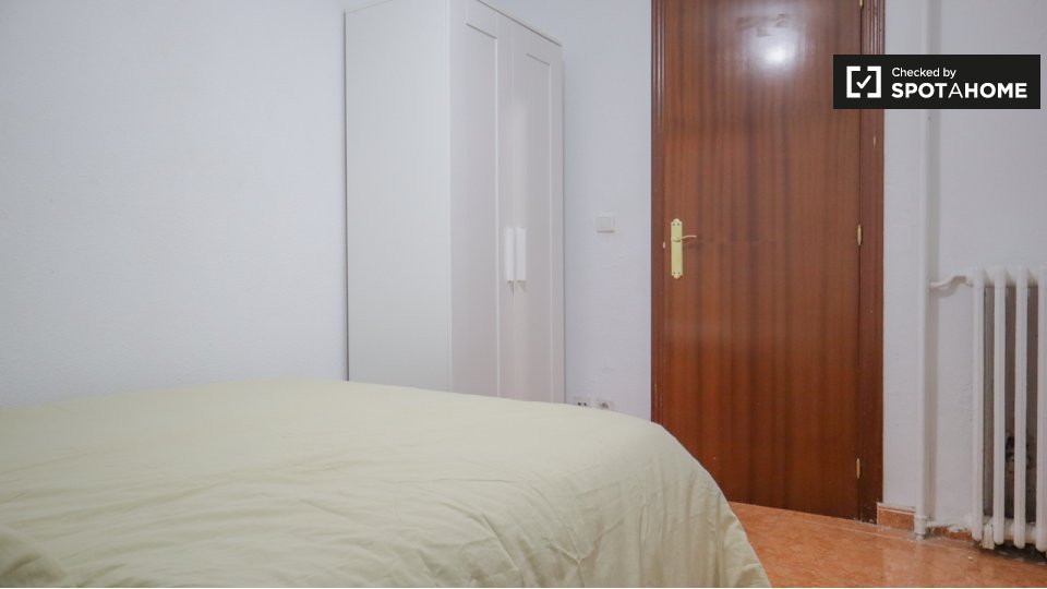 Double room Madrid, 3 beds — photo 5