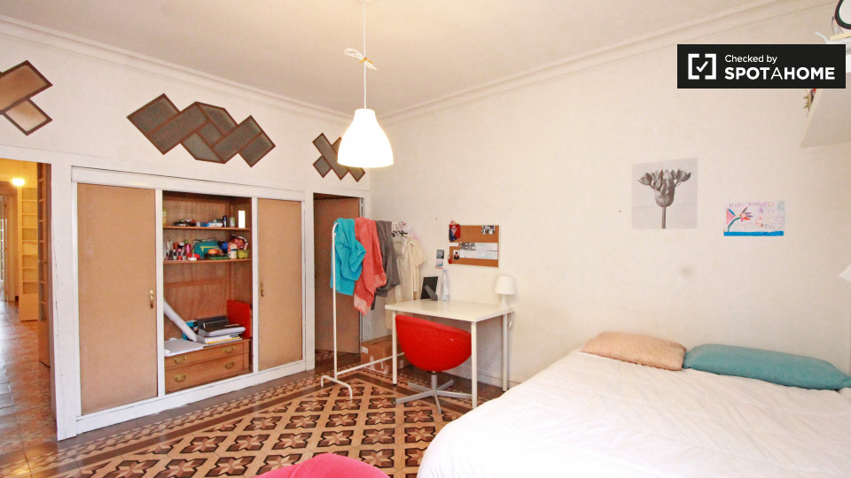 Double room Barcelona, 5 beds, 90m² — photo 3