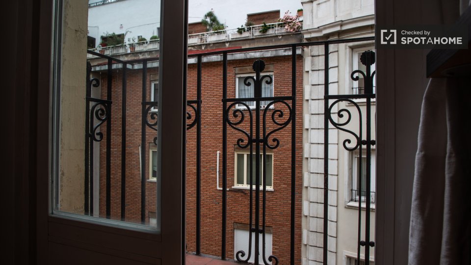 Double room Madrid, 5 beds, 120m² — photo 1