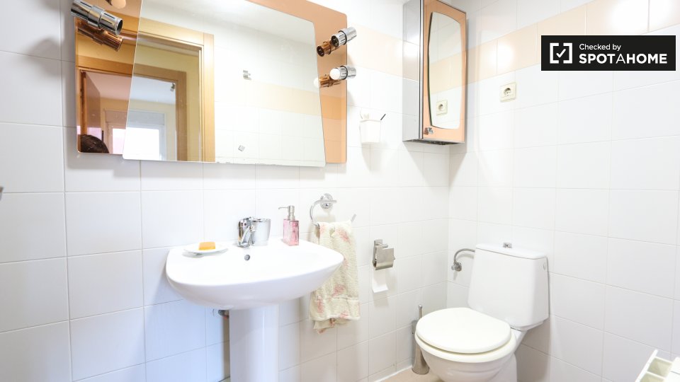 Double room Madrid, 3 beds, 62m² — photo 16