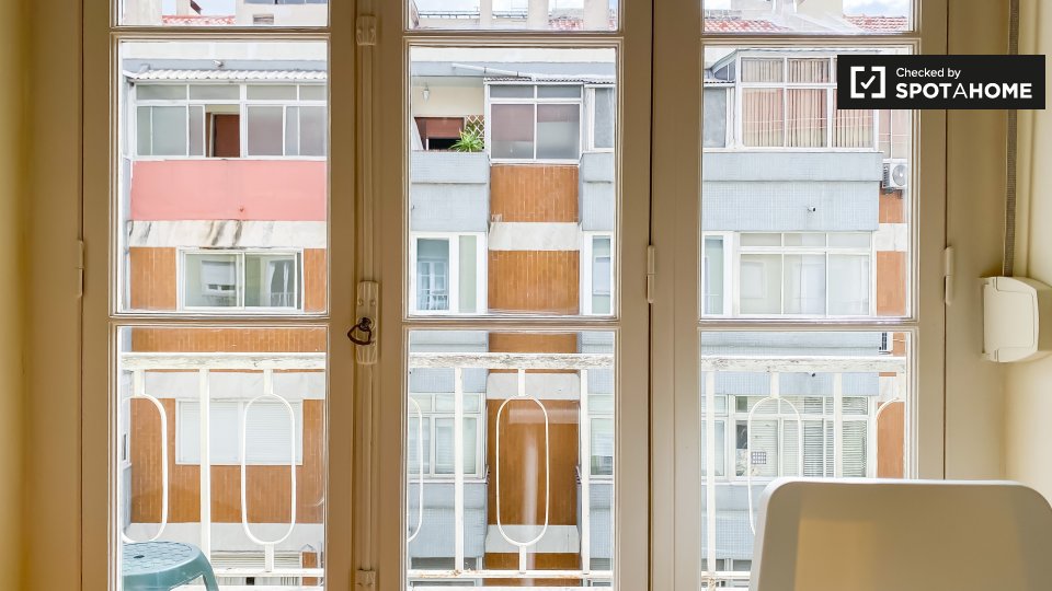 Double room Lisbon, 3 beds — photo 17