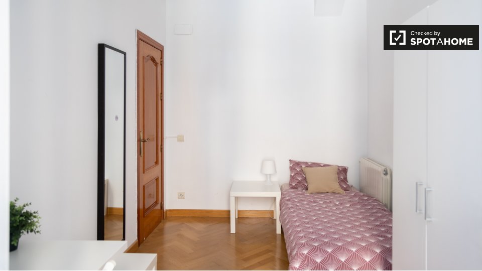 Double room Madrid, 7 beds, 125m² — photo 4