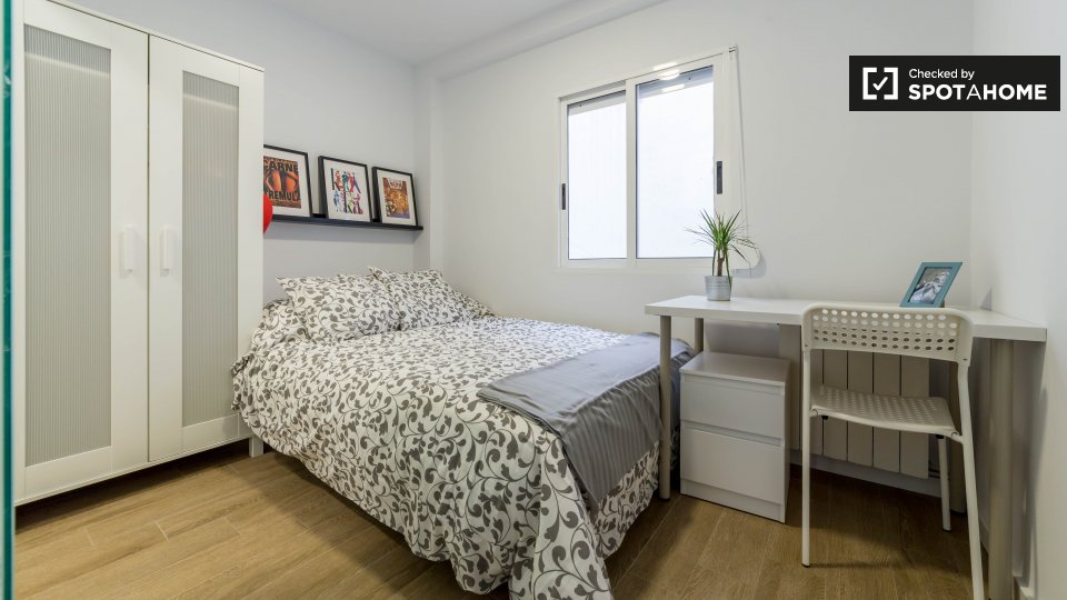 Room with ensuite in 5-bedroom apartment in Valencia - en Valencia