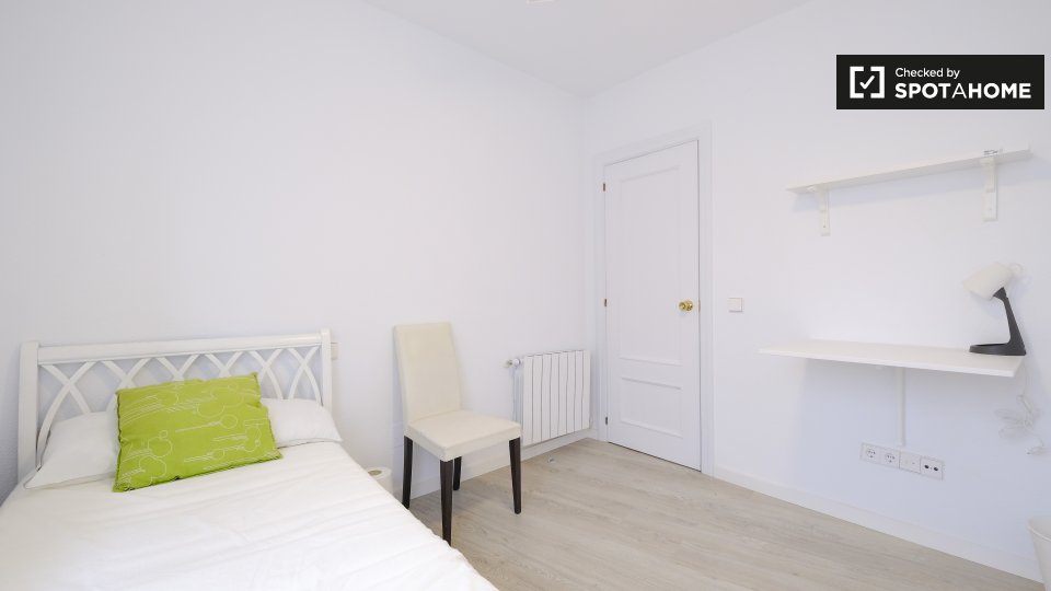 Double room Madrid, 6 beds, 160m² — photo 3