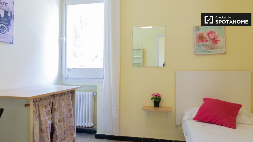 Room for rent in 9-bedroom house in Gràcia, Barcelona - a Barcellona